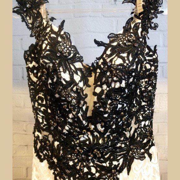 Mon Cheri 'Ellie Wilde' Two-Tone Lace Gown - Picture 3 of 7